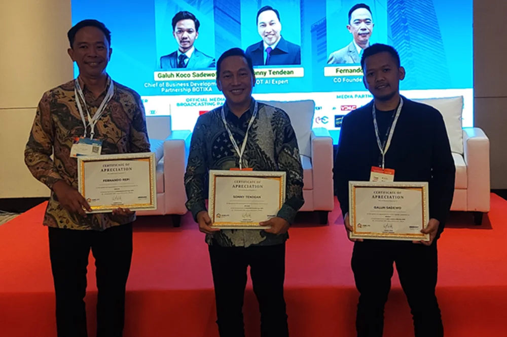 Foto Botika memberikan insight mengenai AI-powered customer interaction pada acara Homelife Expo 2025