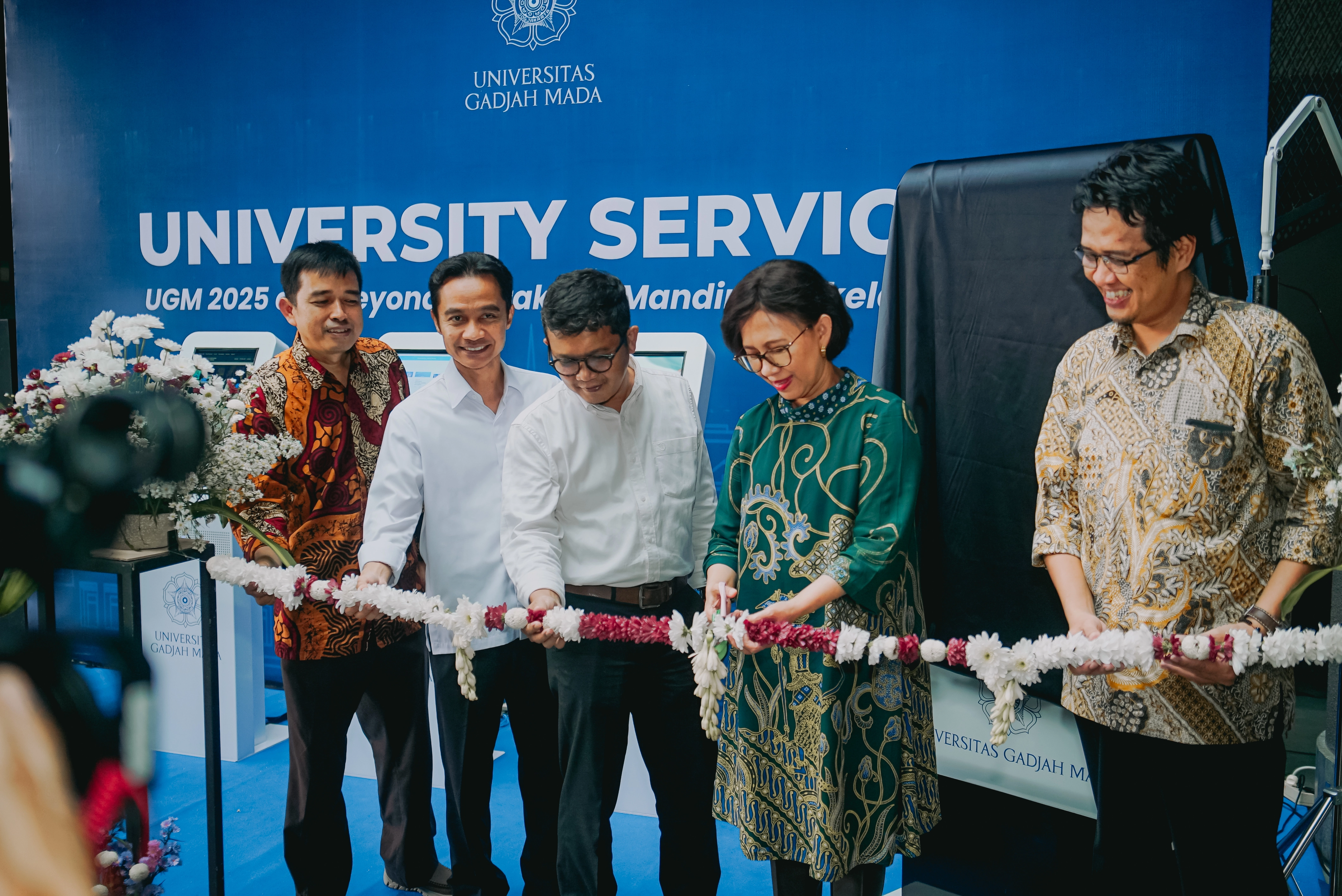 Rektor UGM bersama pejabat dan tamu menghadiri soft launching layanan UGM University Services di depan backdrop berlogo UGM