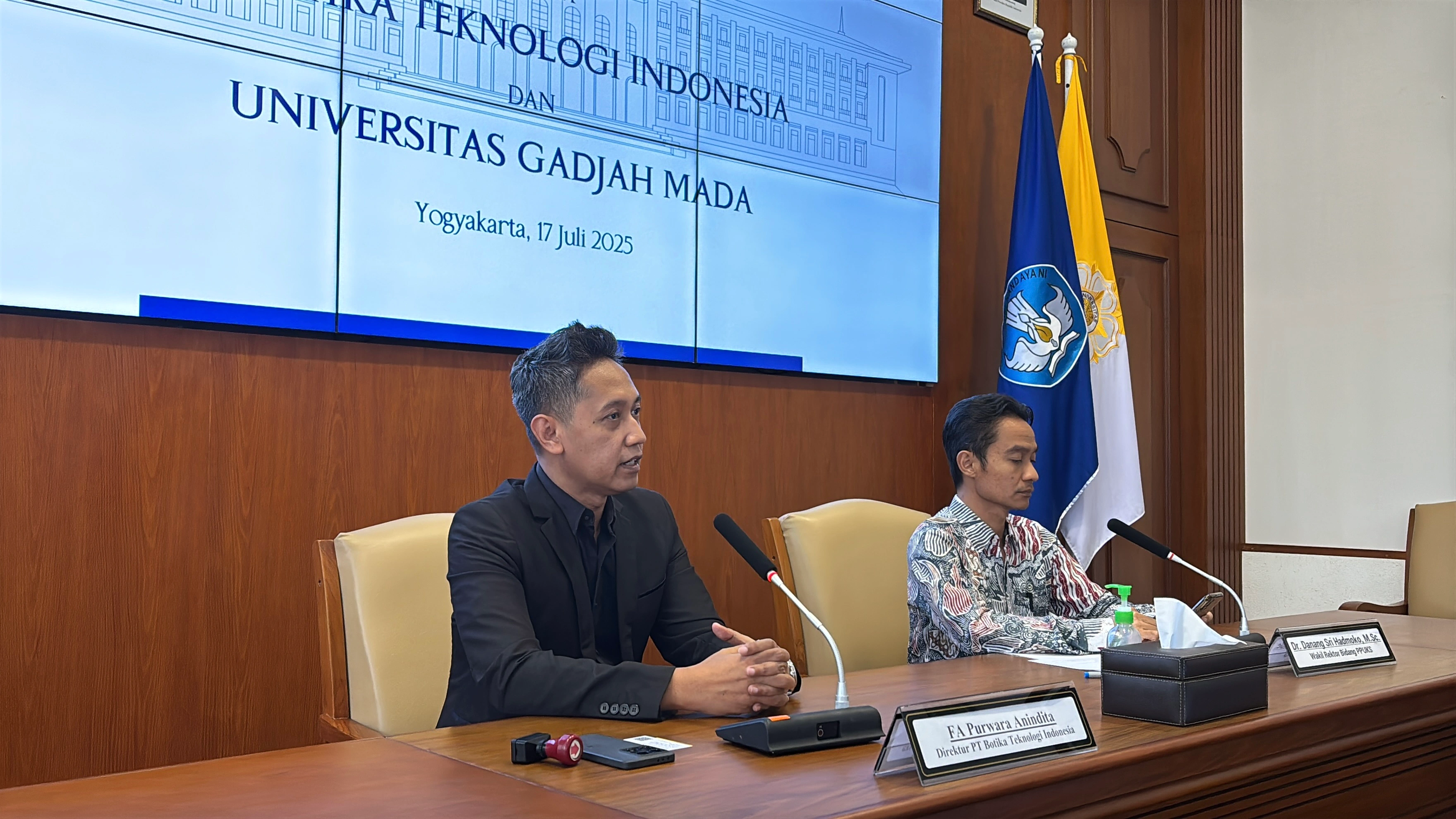 Perwakilan UGM dan Botika Teknologi Indonesia menandatangani Nota Kesepahaman dalam kerja sama pengembangan layanan digital berbasis AI
